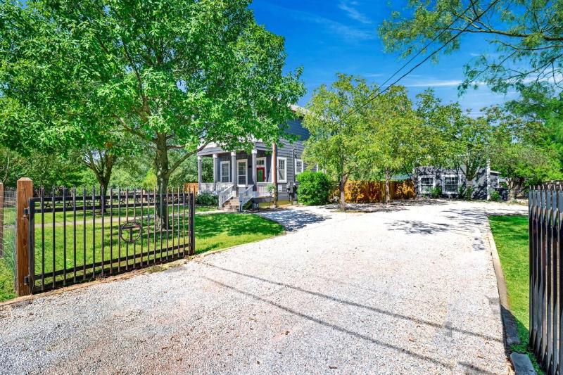 Main St Retreat 2 Homes 2 Hot Tubs On 1 Acres Sleeps 12 - image 48
