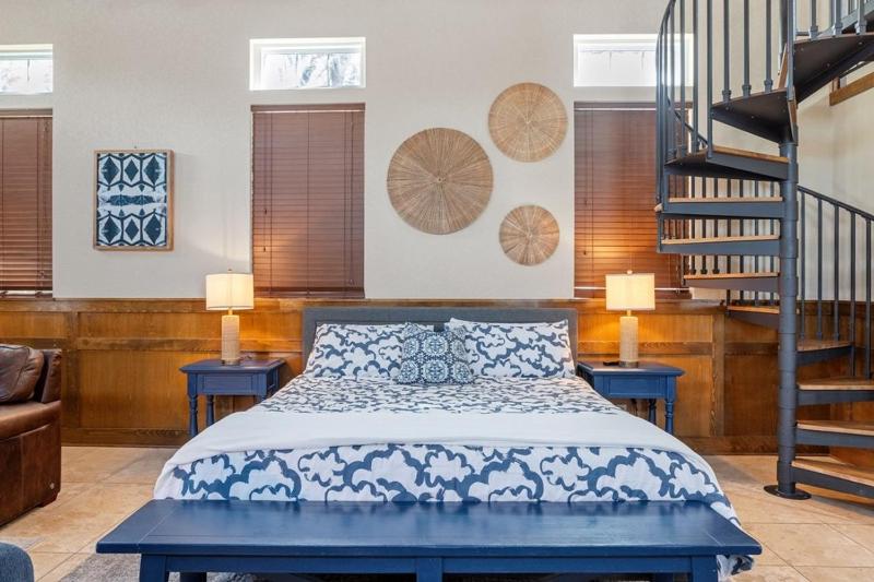 Main St Retreat 2 Homes 2 Hot Tubs On 1 Acres Sleeps 12 - image 43