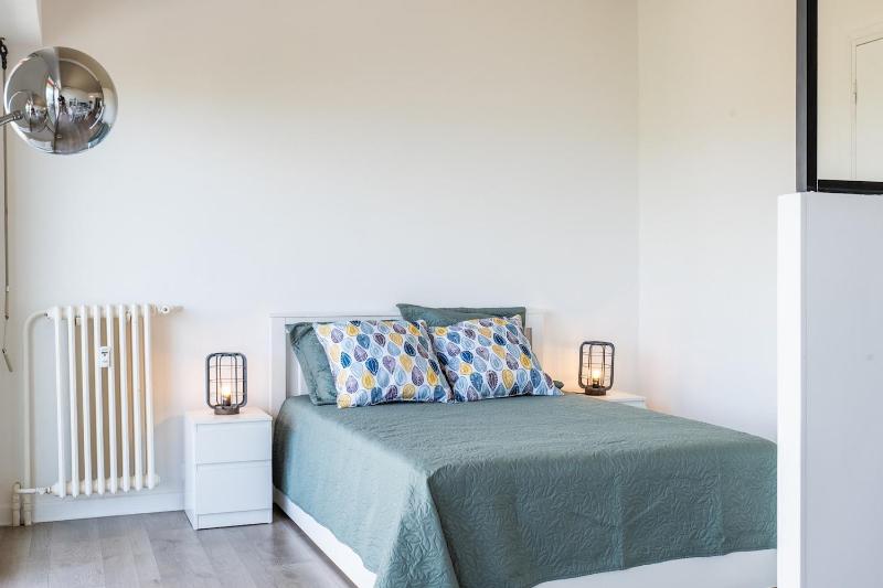 Bright cocoon with sea views - image 10