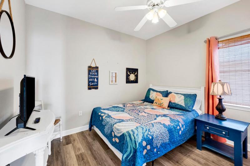 Beachfront Duplex Heated Pool Sleeps 24 - image 9