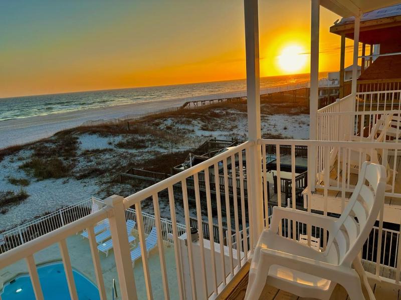 Dolphin View Beachfront Duplex B Pet Friendly - image 1
