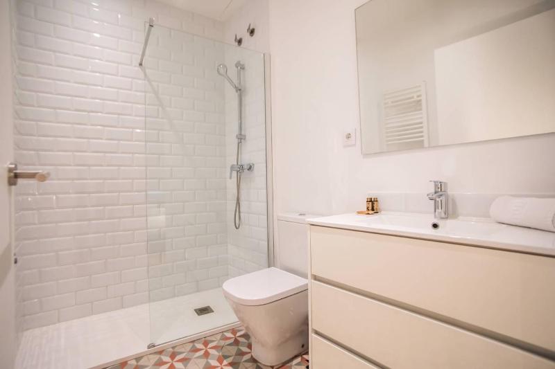 22MAL1074- 2BR and 2BH near sagrada Familia - image 2