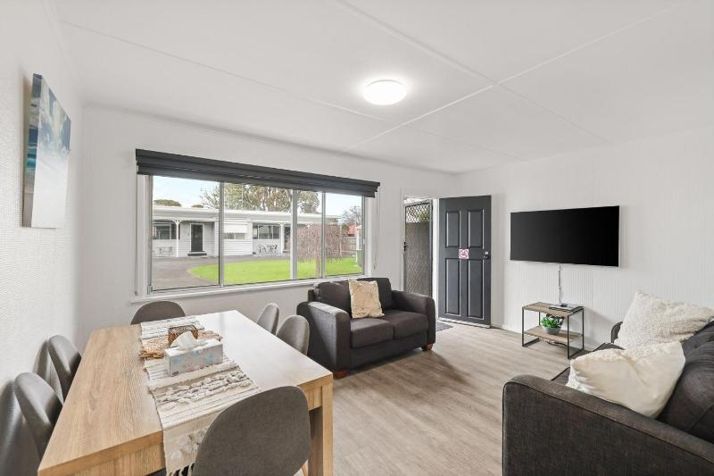 Phillip Island Cottage 5 - image 4