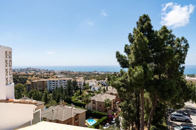Charming Penthouse in Calahonda with Panoramic views! - image 1