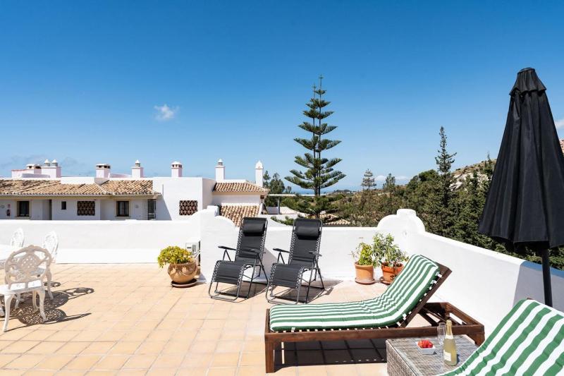 Charming Penthouse in Calahonda with Panoramic views! - image 18