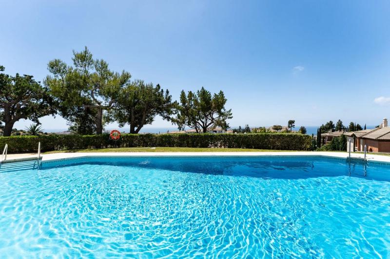 Charming Penthouse in Calahonda with Panoramic views! - image 6
