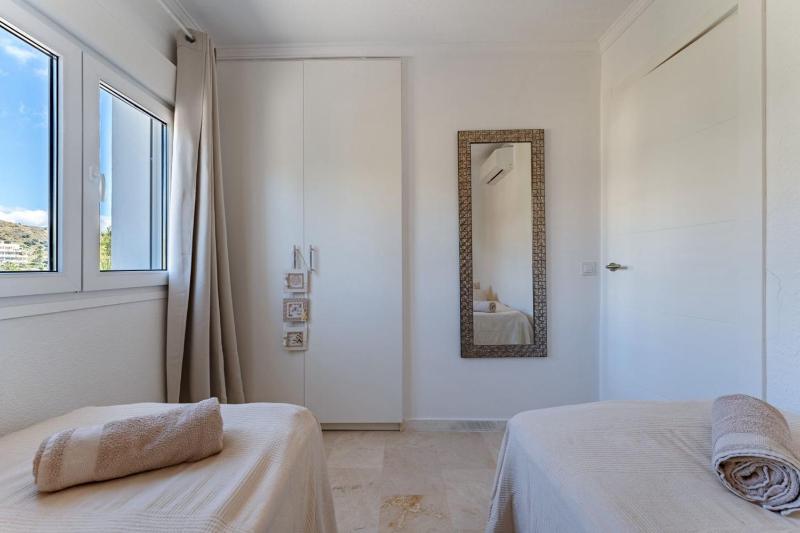 Charming Penthouse in Calahonda with Panoramic views! - image 12