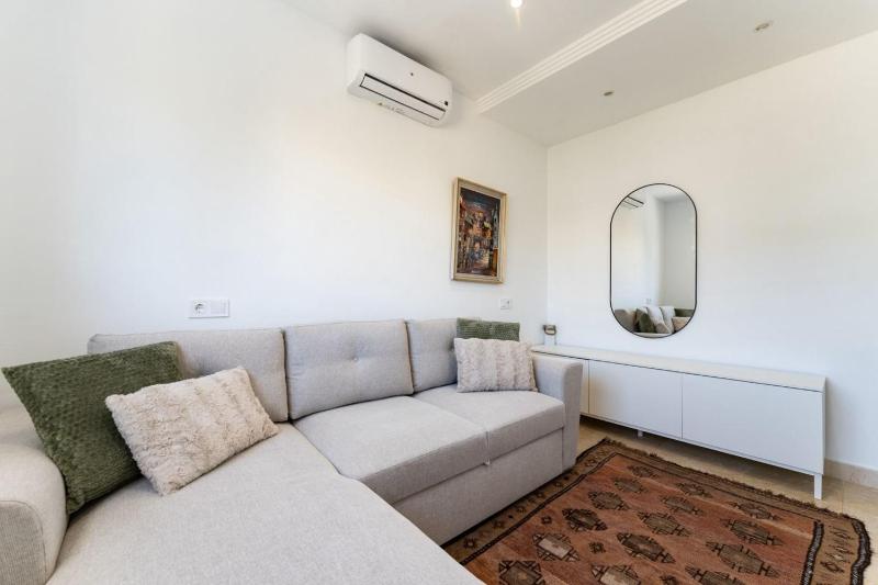 Charming Penthouse in Calahonda with Panoramic views! - image 10