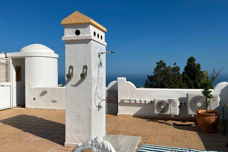 Charming Penthouse in Calahonda with Panoramic views! - image 15