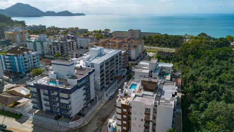 Apto com Garagem a 600m da Praia das Toninhas - image 1