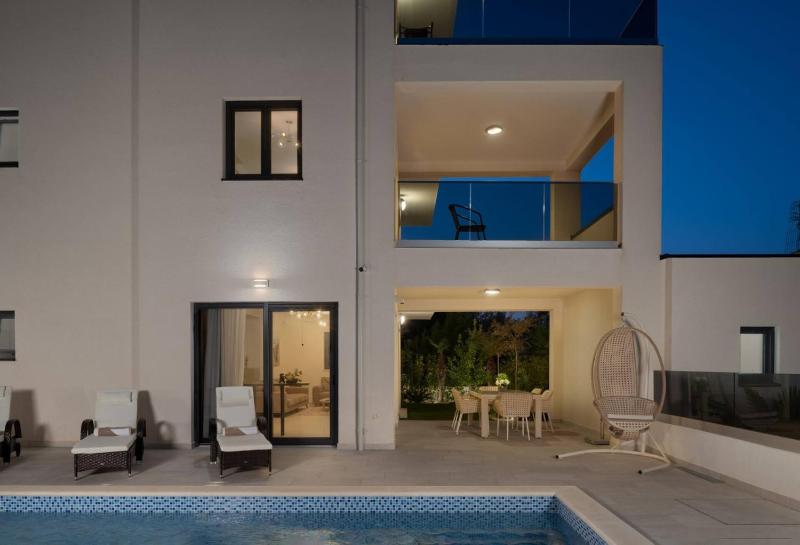 NEW ! Villa Palm Bay 1 & 2 with two heated pool - near sea - image 38