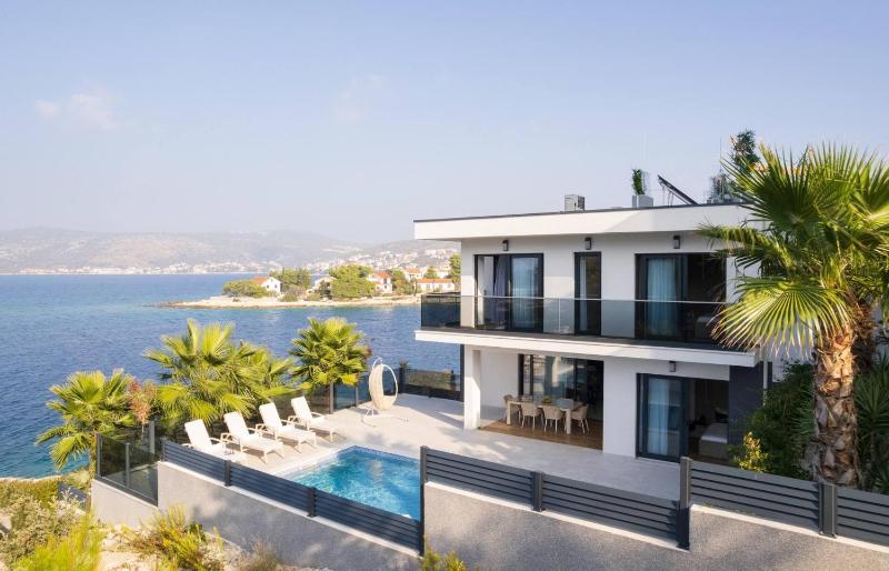 NEW ! Villa Palm Bay 1 & 2 with two heated pool - near sea - image 32