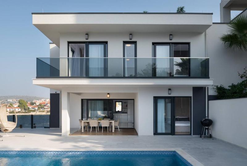 NEW ! Villa Palm Bay 1 & 2 with two heated pool - near sea - image 24