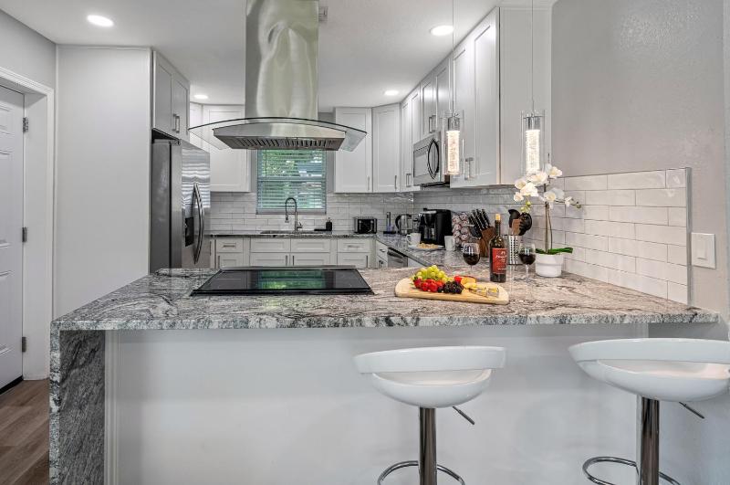 2BR Apt 5 Min to Busch Gardens Unit A Sleeps 6 Remodeled Tampa - image 11