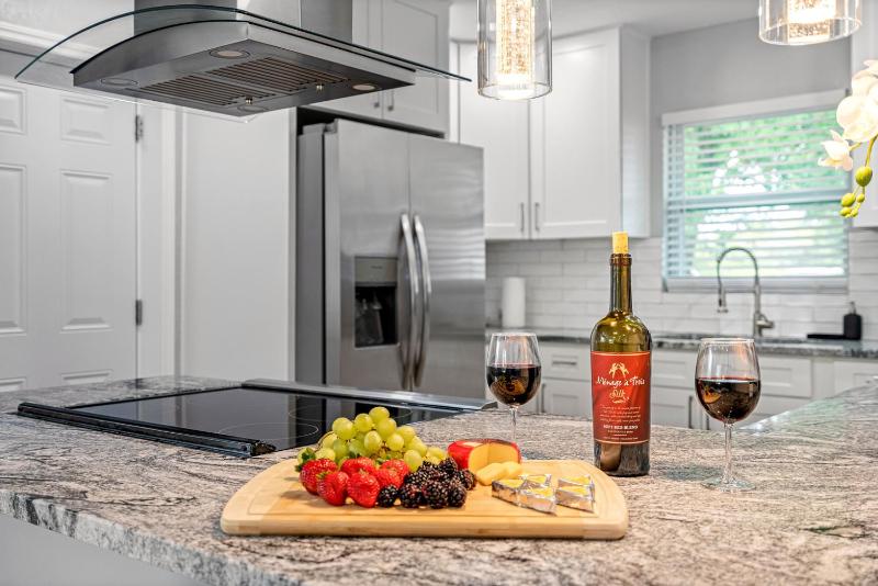 2BR Apt 5 Min to Busch Gardens Unit A Sleeps 6 Remodeled Tampa - image 28