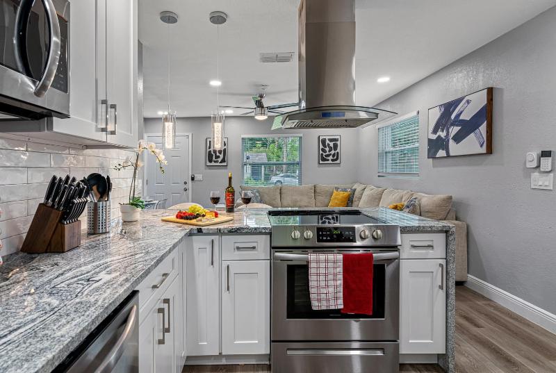 2BR Apt 5 Min to Busch Gardens Unit A Sleeps 6 Remodeled Tampa - image 4