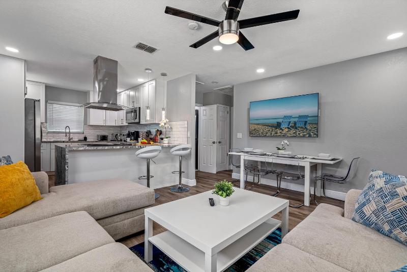 2BR Apt 5 Min to Busch Gardens Unit A Sleeps 6 Remodeled Tampa - image 32