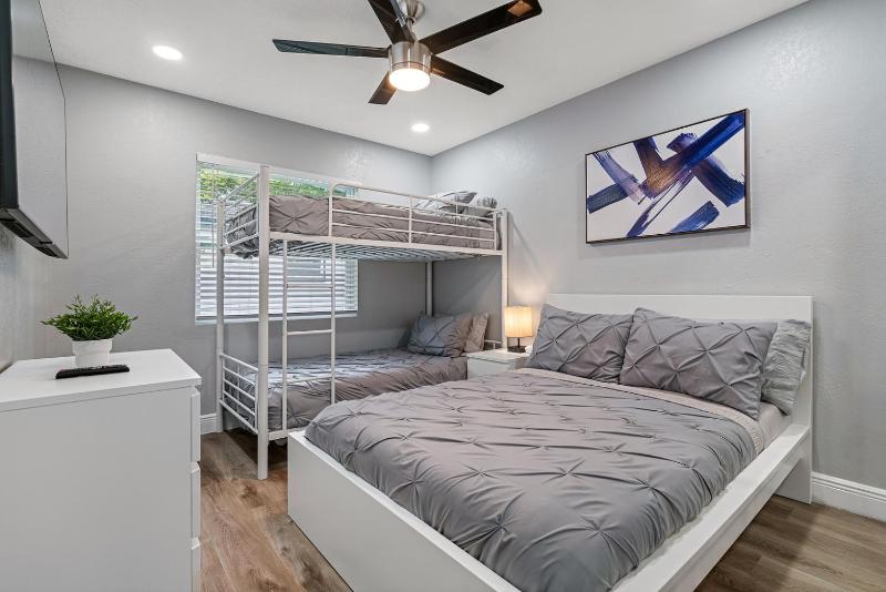2BR Apt 5 Min to Busch Gardens Unit A Sleeps 6 Remodeled Tampa - image 5