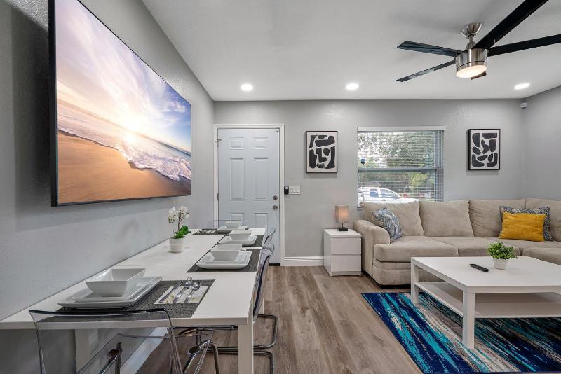 2BR Apt 5 Min to Busch Gardens Unit A Sleeps 6 Remodeled Tampa - image 31