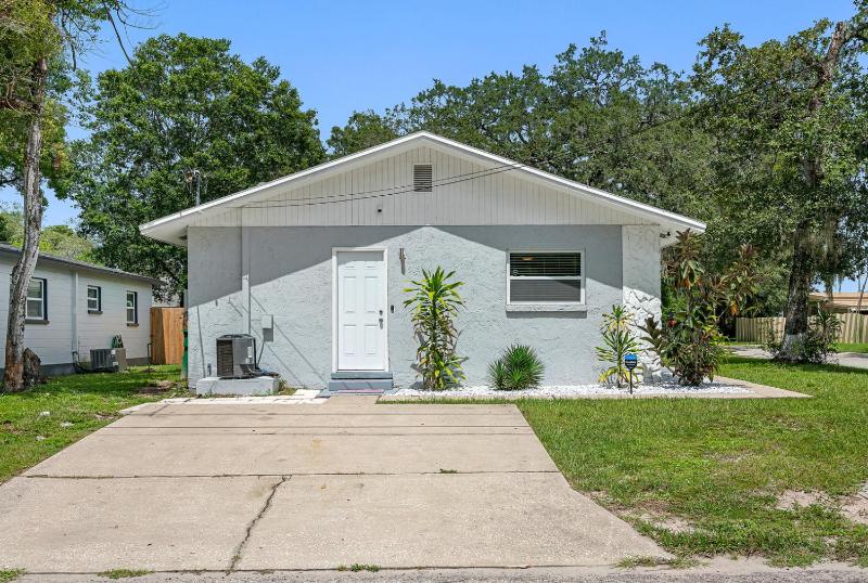 2BR Apt 5 Min to Busch Gardens Unit A Sleeps 6 Remodeled Tampa - image 16