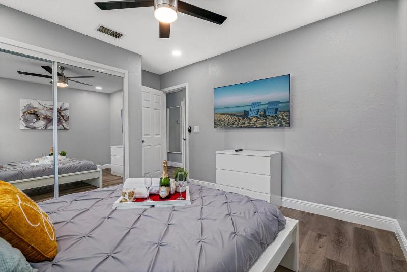 2BR Apt 5 Min to Busch Gardens Unit A Sleeps 6 Remodeled Tampa - image 14