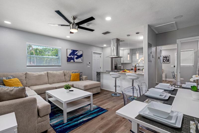 2BR Apt 5 Min to Busch Gardens Unit A Sleeps 6 Remodeled Tampa - image 15