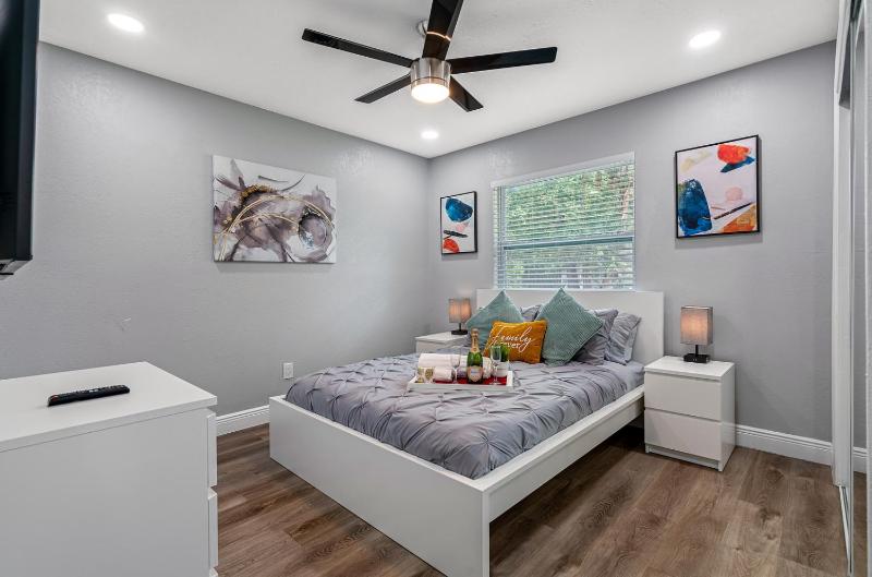 2BR Apt 5 Min to Busch Gardens Unit A Sleeps 6 Remodeled Tampa - image 12