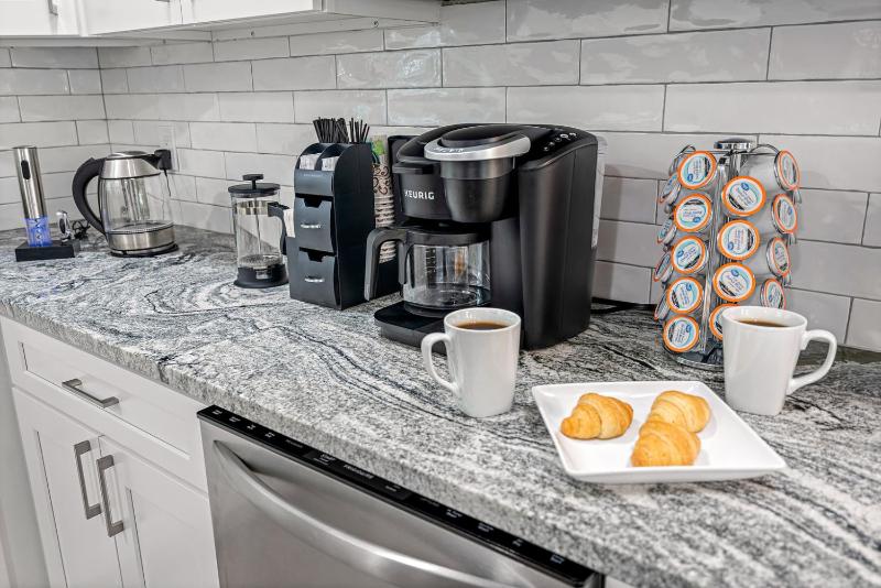 2BR Apt 5 Min to Busch Gardens Unit A Sleeps 6 Remodeled Tampa - image 8
