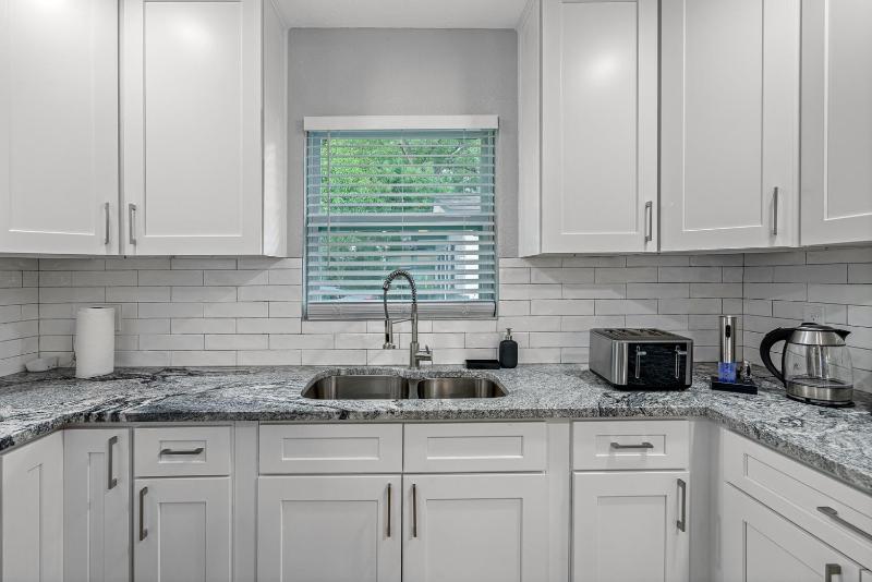 2BR Apt 5 Min to Busch Gardens Unit A Sleeps 6 Remodeled Tampa - image 26