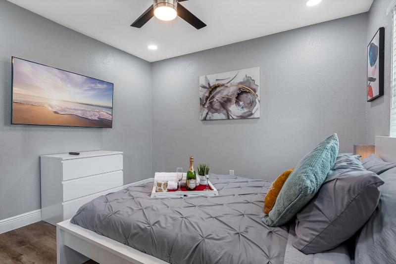 2BR Apt 5 Min to Busch Gardens Unit A Sleeps 6 Remodeled Tampa - image 40