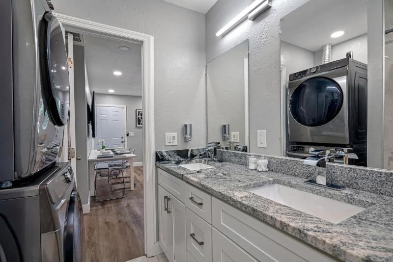 2BR Apt 5 Min to Busch Gardens Unit A Sleeps 6 Remodeled Tampa - image 25