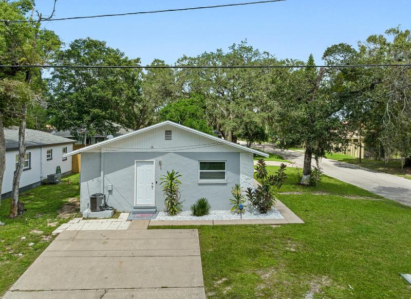 2BR Apt 5 Min to Busch Gardens Unit A Sleeps 6 Remodeled Tampa - image 9
