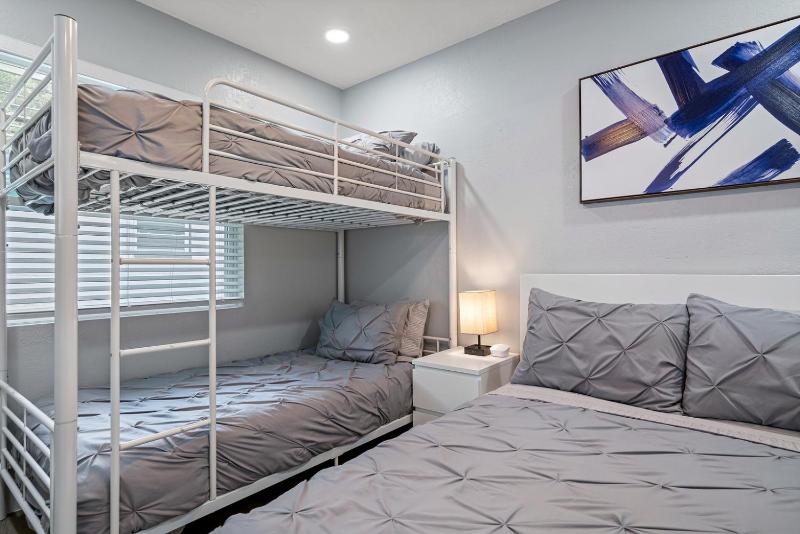 2BR Apt 5 Min to Busch Gardens Unit A Sleeps 6 Remodeled Tampa - image 24