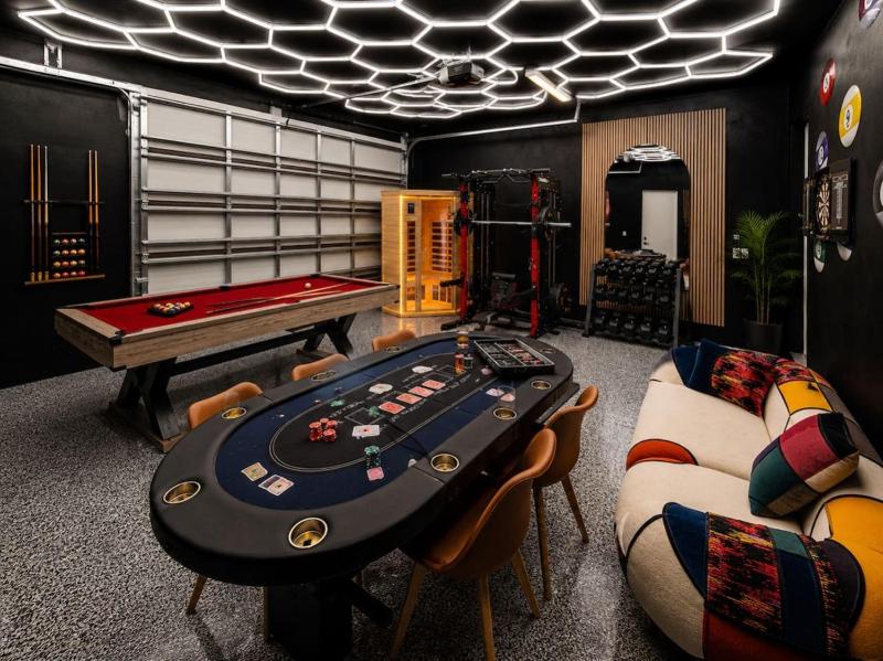 Luxe Villa with Pool Spa Sauna Games Sleeps 20 - image 20