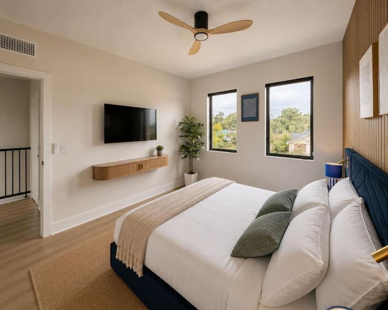 Luxe Villa with Pool Spa Sauna Games Sleeps 20 - image 9