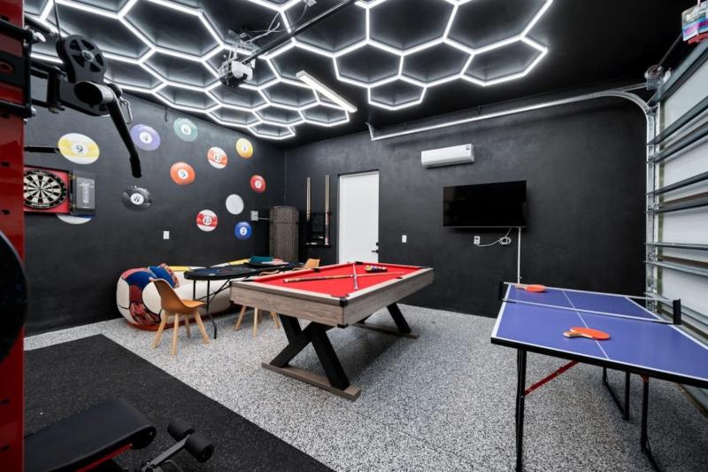Luxe Villa with Pool Spa Sauna Games Sleeps 20 - image 34