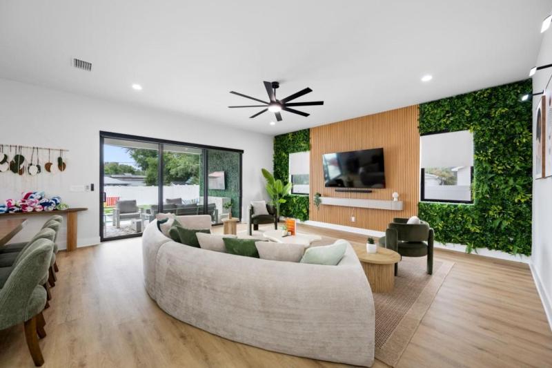 Luxe Villa with Pool Spa Sauna Games Sleeps 20 - image 35