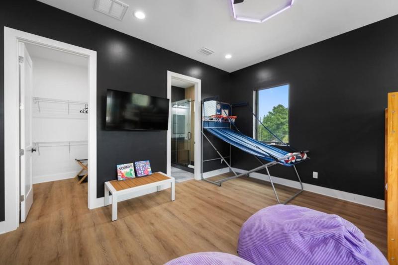 Luxe Villa with Pool Spa Sauna Games Sleeps 20 - image 13
