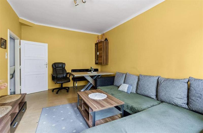 Cozy One-Bedroom Apartment - image 1