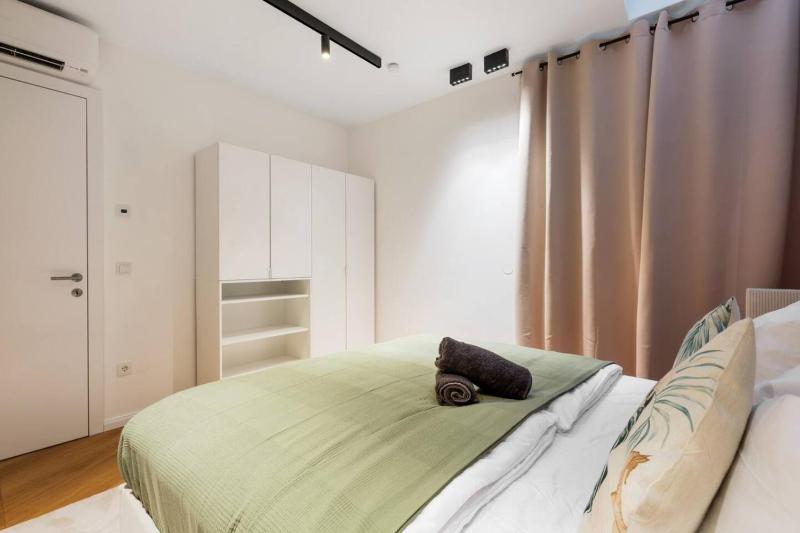 Olive Penthouse with Private Terrace and AC - image 4
