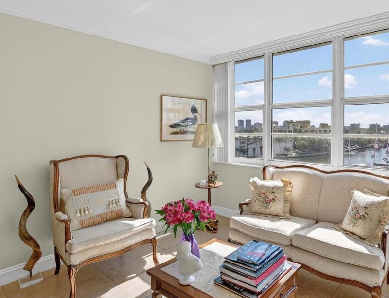 Spacious Two Bedroom Residence with Waterfront Views - image 3