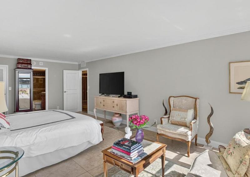 Spacious Two Bedroom Residence with Waterfront Views - image 2