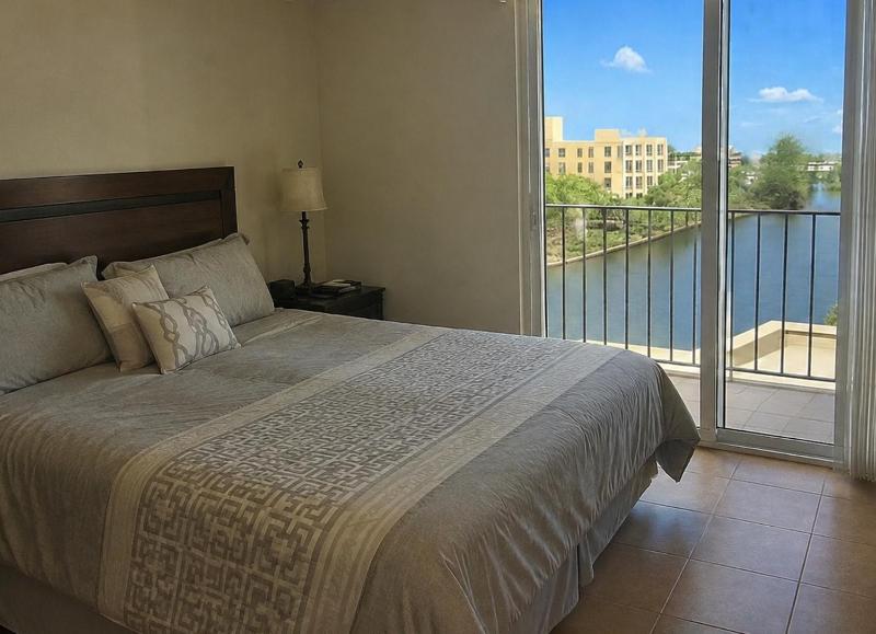 Spacious Two Bedroom Residence with Waterfront Views - image 6