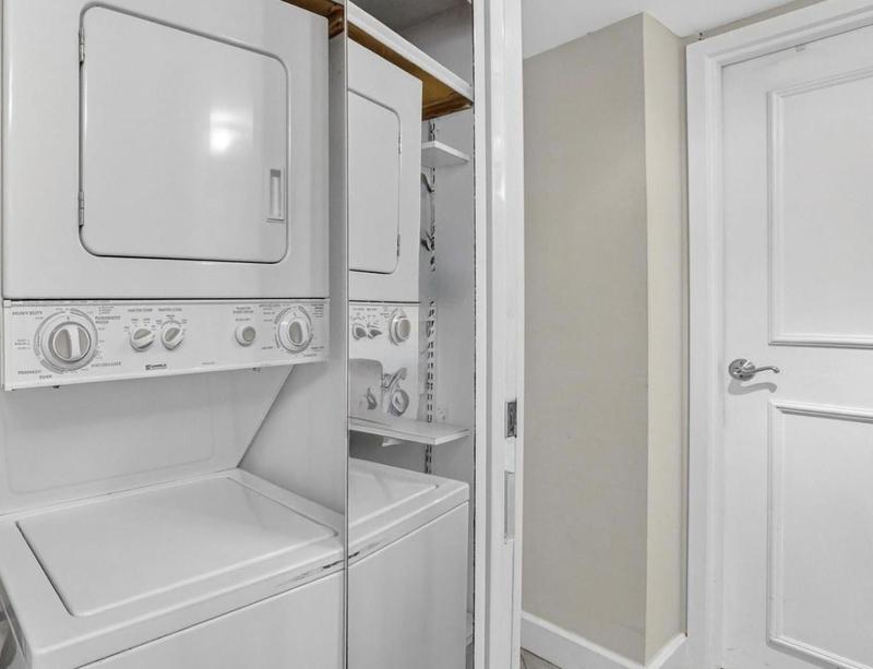 Spacious Two Bedroom Residence with Waterfront Views - image 5