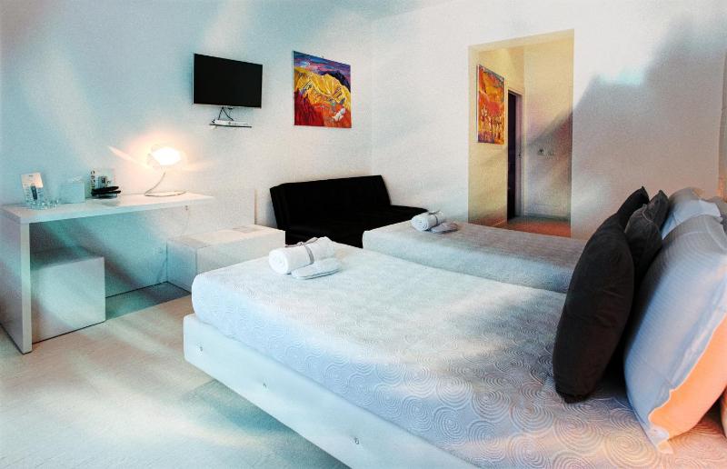 Large Double Room image 4