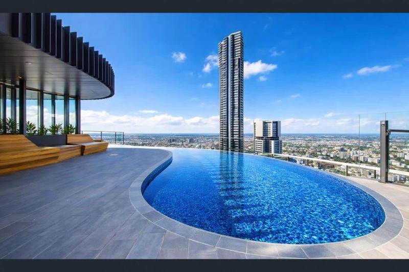 SKY-HIGH HAVEN-Rooftop Infinity Pool Parking WiFi - image 13