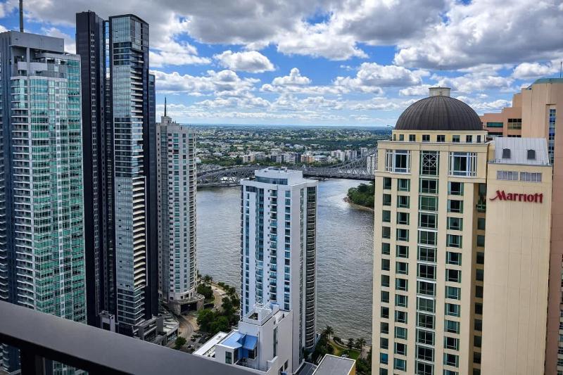 SKY-HIGH HAVEN-Rooftop Infinity Pool Parking WiFi - image 14