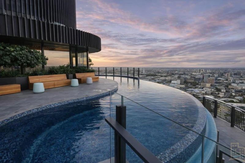 SKY-HIGH HAVEN-Rooftop Infinity Pool Parking WiFi - image 11