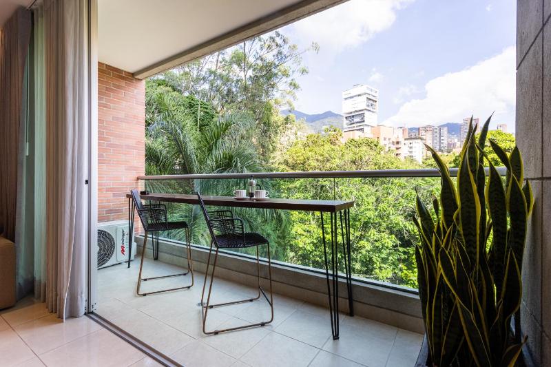 Prime Location with Park Views AC in El Poblado - image 15