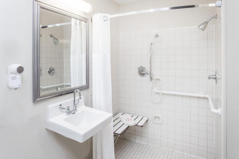 King Room with Roll-In Shower - Disability Access image 2